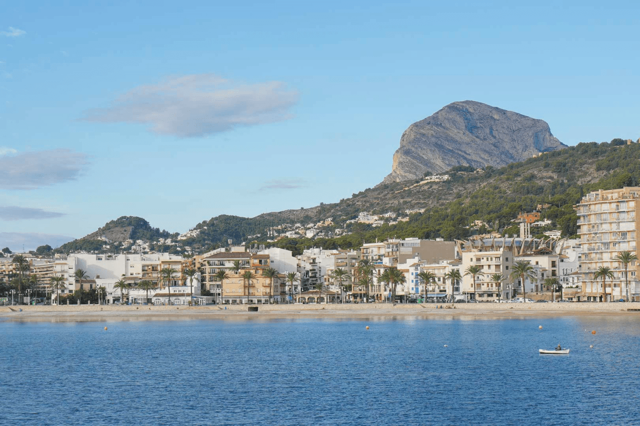 Hermosa villa moderna en venta a solo 200 metros de Cala Blanca.