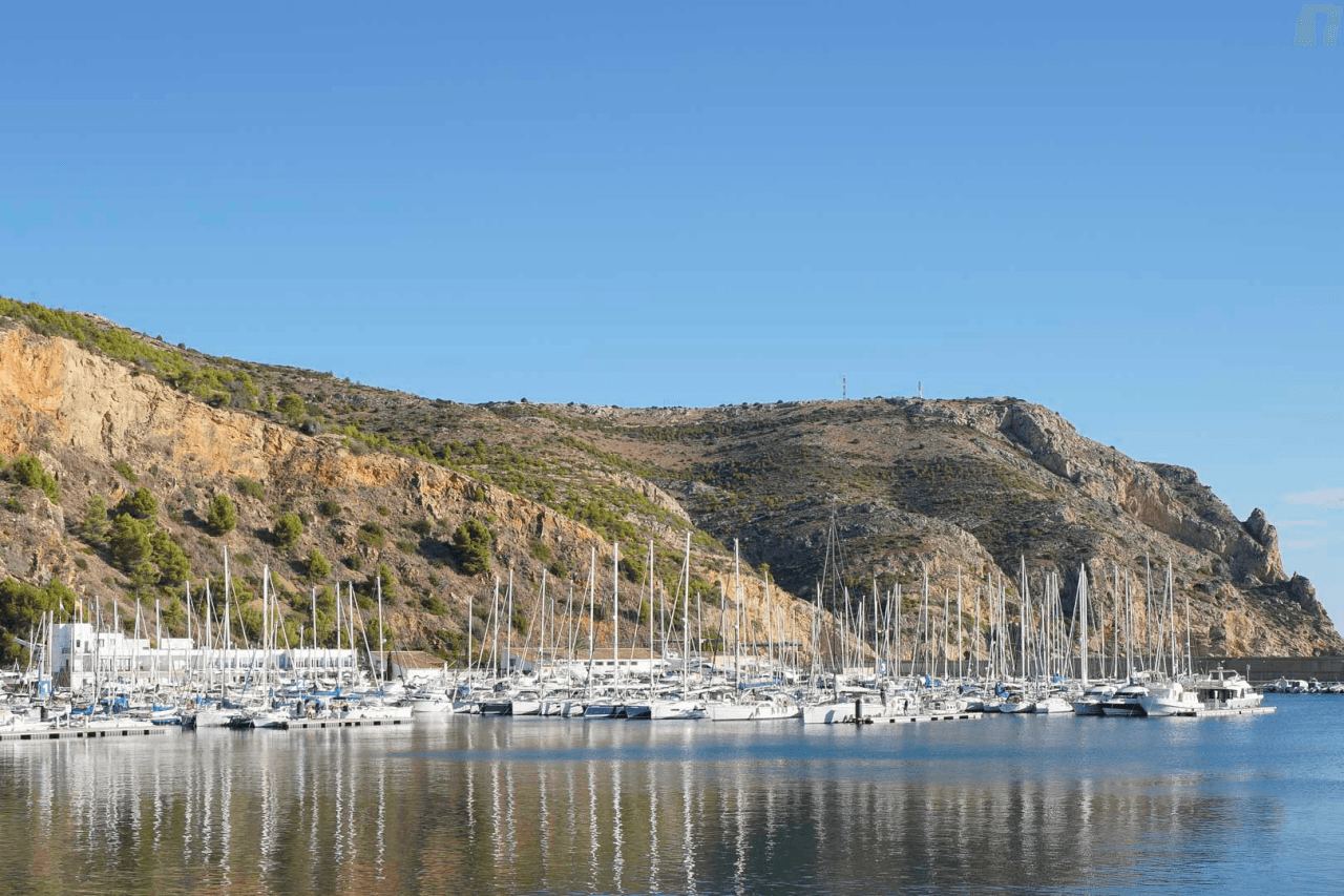 Hermosa villa moderna en venta a solo 200 metros de Cala Blanca.