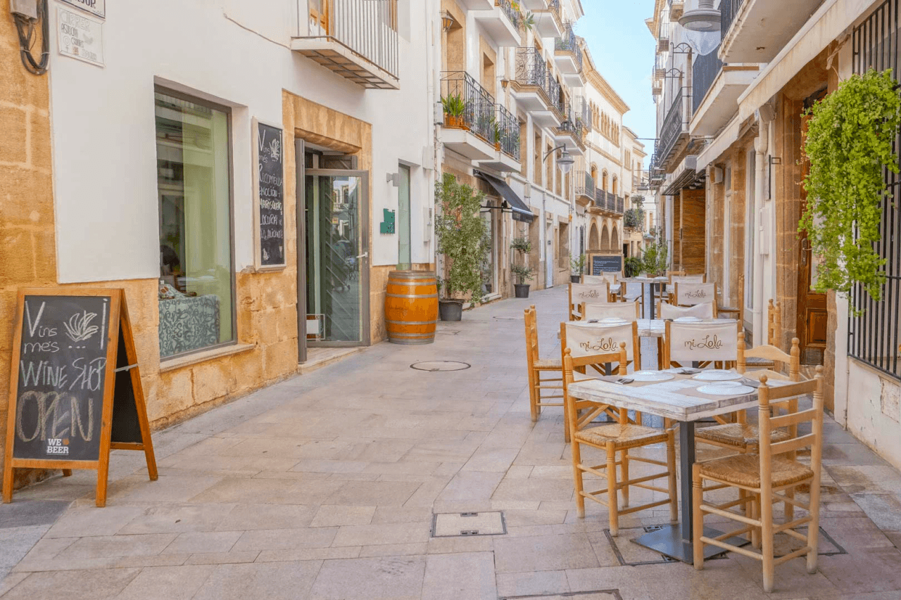 Hermosa villa moderna en venta a solo 200 metros de Cala Blanca.