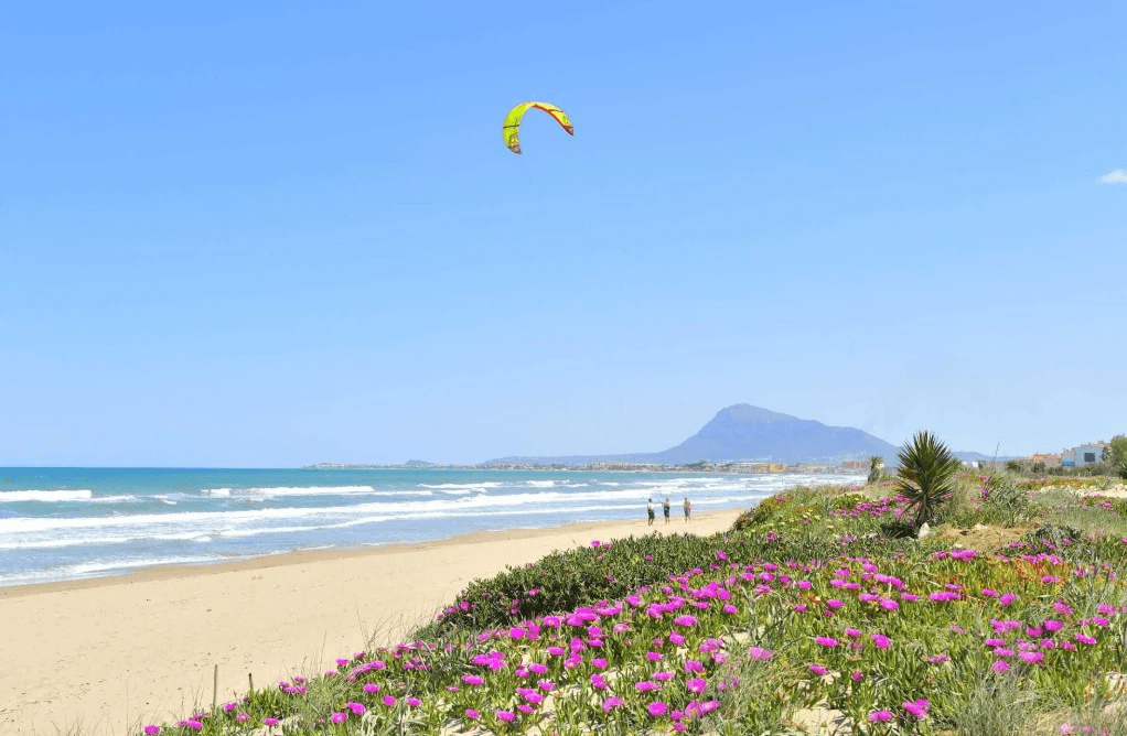 Adosado de 4 dormitorios y vistas al mar en Les Deveses, Dénia